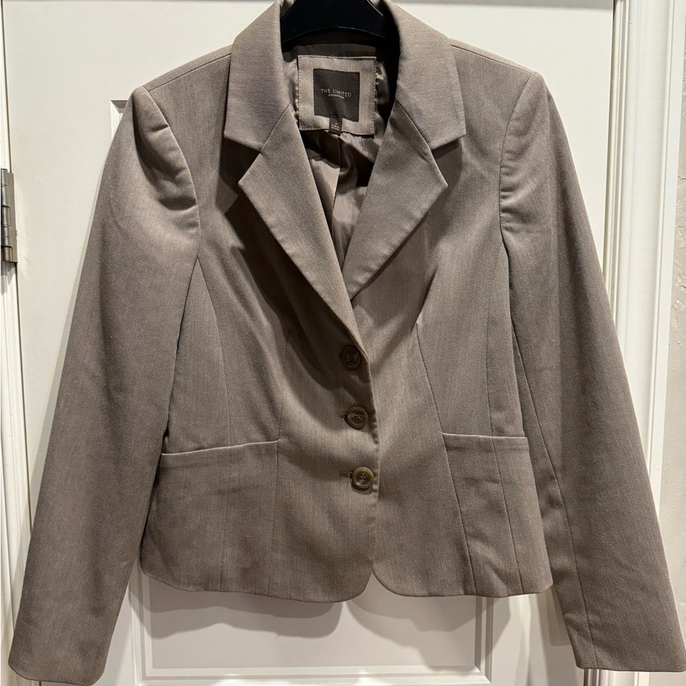 The limited collection women’s size 2 tan blazer, three buttons business